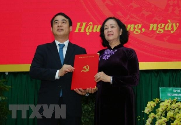 Bà Trương Thị Mai, Ủy viên Bộ Chính trị, Bí thư Trung ương Đảng, Trưởng Ban Tổ chức Trung ương, trao quyết định cho Bí thư Tỉnh ủy Nghiêm Xuân Thành.