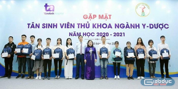 Ngọc Ánh cùng các tân sinh viên là thủ khoa các ngành tại Đại học Y Dược Thái Nguyên. (Ảnh NVCC)