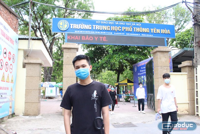 Nguyễn Hoàng Nam lựa chọn đăng ký học thêm trực tuyến với thầy giáo để ôn tập cho kỳ thi tốt nghiệp. (Ảnh: Phạm Minh)