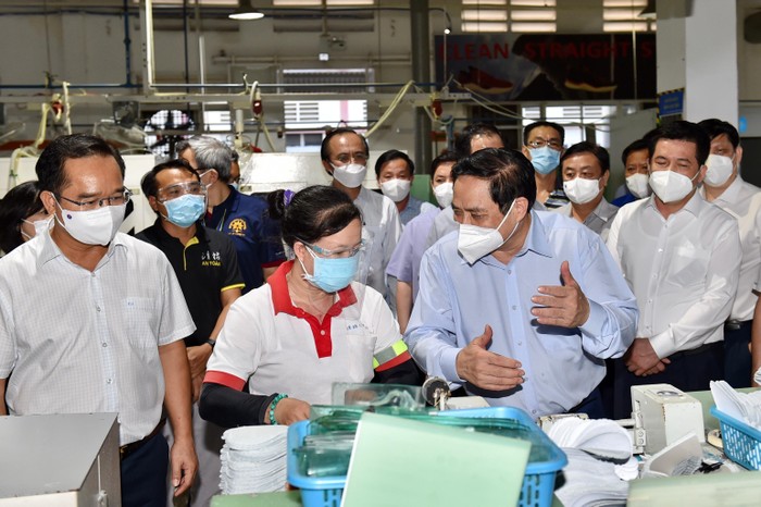 Thủ tướng thăm hỏi công việc sản xuất, chế độ ăn nghỉ của công nhân Công ty TNHH giày Ching Luh Việt Nam (KCN Thuận Đạo, huyện Bến Lức, Long An).