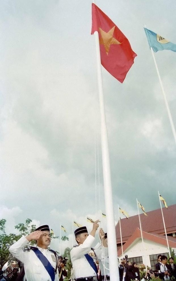 Phát huy thế mạnh của đất nước để có thể tham gia vào quá trình toàn cầu hóa, phát triển kinh tế-xã hội mà vẫn giữ được độc lập chủ quyền dân tộc, đem lại cuộc sống ấm no, tự do, hạnh phúc cho nhân dân. Trong ảnh: Nghi thức thượng cờ tại Lễ kết nạp Việt Nam là thành viên chính thức thứ bảy của Hiệp hội các Quốc gia Đông Nam Á (ASEAN), chiều 28/7/1995, tại Thủ đô Bandar Seri Begawan (Brunei).