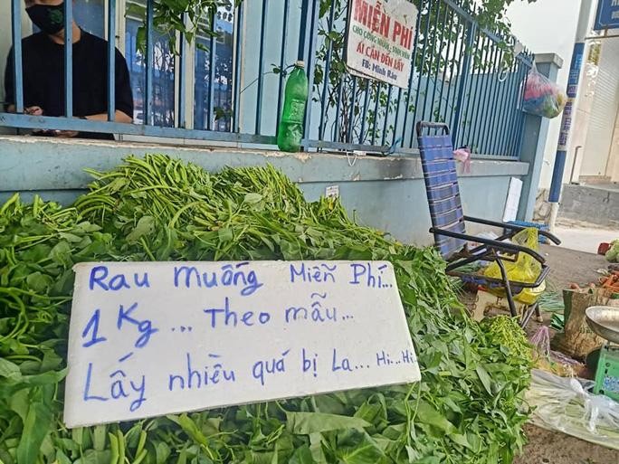 Gian hàng của anh Phạm Hồng Minh không tăng giá mà còn tặng rau cho những người có hoàn cảnh khó khăn trong mùa dịch. (Ảnh: Báo Người lao động)