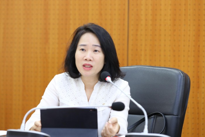 Bà Lê Vân Trinh – Phó Giám đốc Trường Đào tạo và Phát triển Nguồn nhân lực chia sẻ tại buổi Hội thảo.