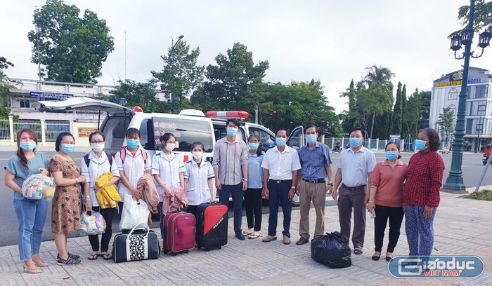 Các tình nguyện viên Trường Trung cấp y tế Tây Ninh trước giờ lên đường tham gia hỗ trợ chống dịch. (Ảnh: NVCC)