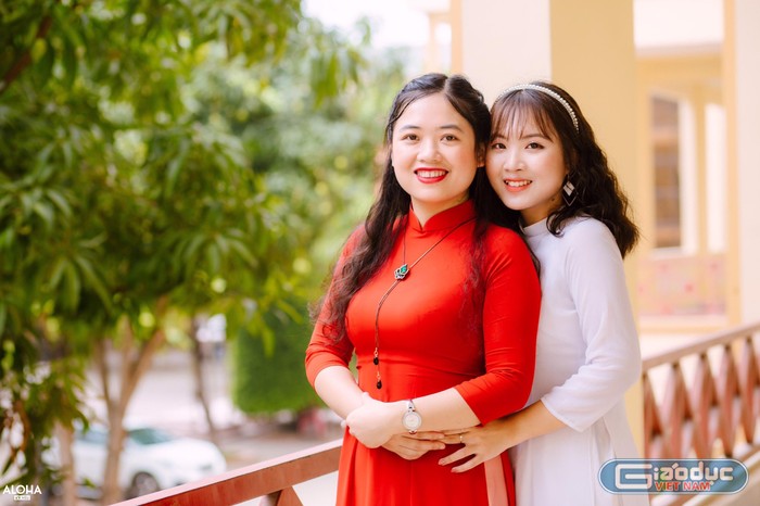Đinh Thị Kim Ngân và cô giáo chủ nhiệm Lê Thanh Huyền. (Ảnh: NVCC)