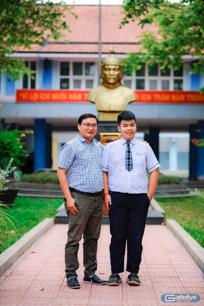 Quang Huy cho biết vì dịch Covid-19 nên em chủ yếu học online ôn tập cùng thầy cô và bạn bè. (Ảnh: NVCC)