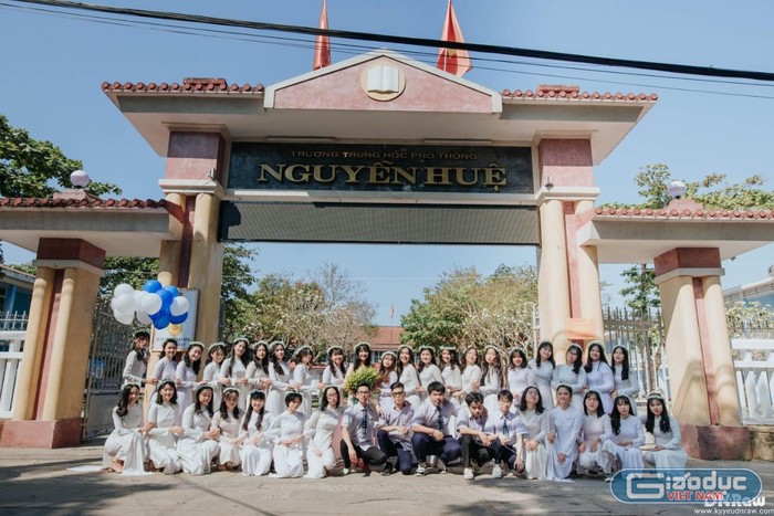 Quang Huy cùng các bạn học lớp 12B1 Trường Trung học phổ thông Nguyễn Huệ. (Ảnh: NVCC)