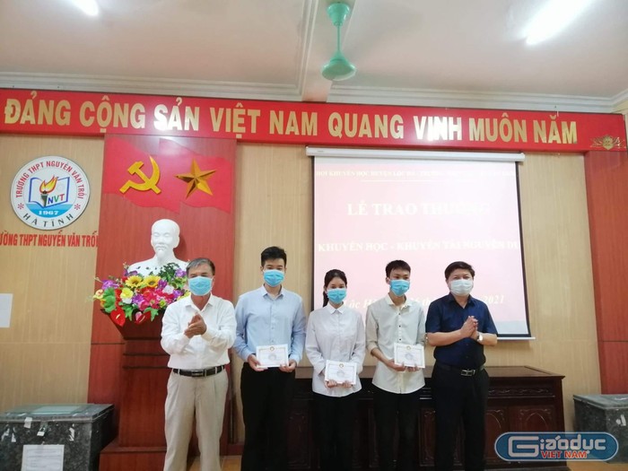 Nguyễn Tuấn Khanh (thứ hai từ bên phải) nhận bằng khen vì có thành tích xuất sắc trong học tập. (Ảnh: NVCC)