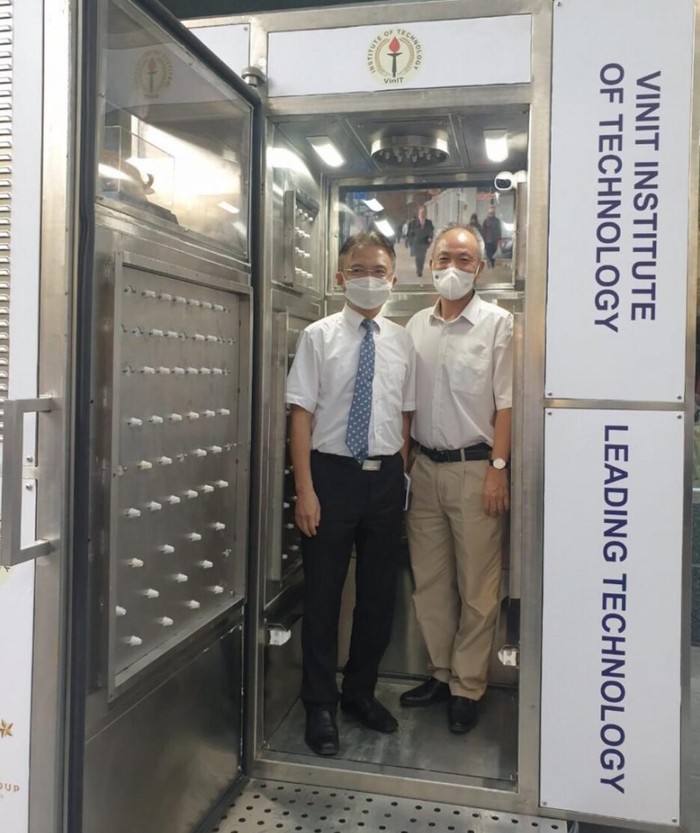 Giáo sư-Viện sĩ Nguyễn Quốc Sỹ (bên phải) - Viện Trưởng Viện Công nghệ VinIT, người đầu tiên đặt nền móng công nghệ Plasma tại Việt Nam. (Ảnh: NVCC)