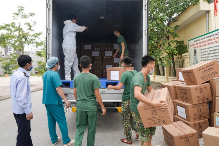 Sở Y tế Bắc Giang tiếp nhận một số thuốc và sản phẩm y học cổ truyền. (Ảnh: Bộ Y tế)