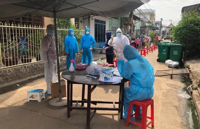 Đội tình nguyện Trường Cao đẳng Y tế Đồng Nai lấy mẫu xét nghiệm tại xã Gia Kiệm, huyện Thống Nhất, tỉnh Đồng Nai. (Ảnh NTCC)