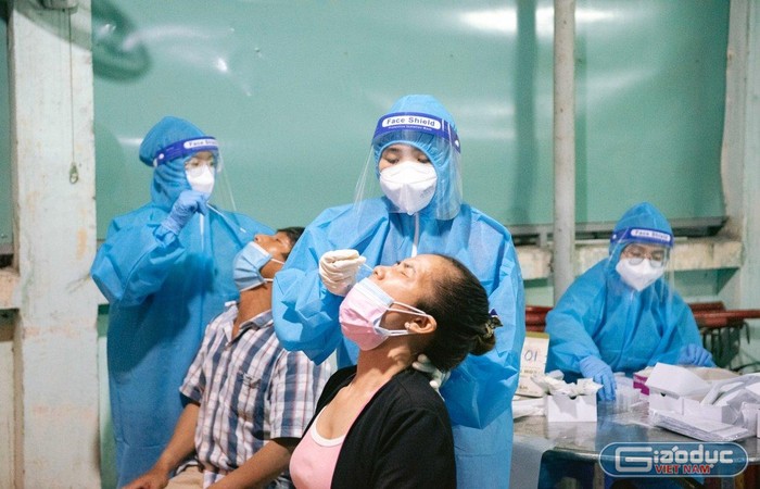 Lê Thùy Dương, sinh viên khoa Điều dưỡng – Kỹ thuật Y học, Đại học Y Dược Thành phố Hồ Chí Minh (bên trái) lấy mẫu xét nghiệm cộng đồng tại Bình Tân. (Ảnh NVCC)