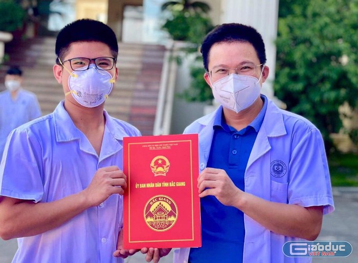 Nam sinh Lê Tiến Đạt và Tiến sĩ-Bác sĩ Nguyễn Thanh Phong - trưởng đoàn tình nguyện trong những ngày chống dịch tại Bắc Giang. (Ảnh: NVCC)