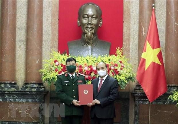 Chủ tịch nước Nguyễn Xuân Phúc trao Quyết định thăng quân hàm Thượng tướng cho Giám đốc Học viện Quốc phòng Trần Việt Khoa.