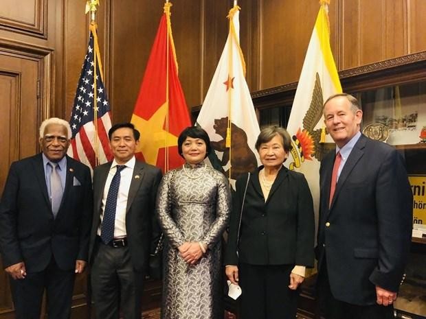 Tổng lãnh sự Nguyễn Trác Toàn và Đại diện thành phố San Francisco tại Lễ Thượng cờ Việt Nam nhân kịp kỷ niệm Quốc khánh lần thứ 76.