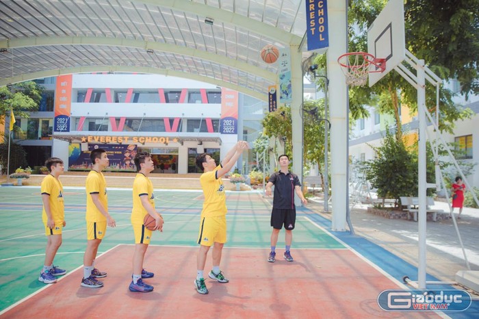 Lâm Khoa và Phan Anh lựa chọn theo đuổi niềm đam mê bóng rổ tại trường Liên cấp Everest. (Ảnh: NVCC)