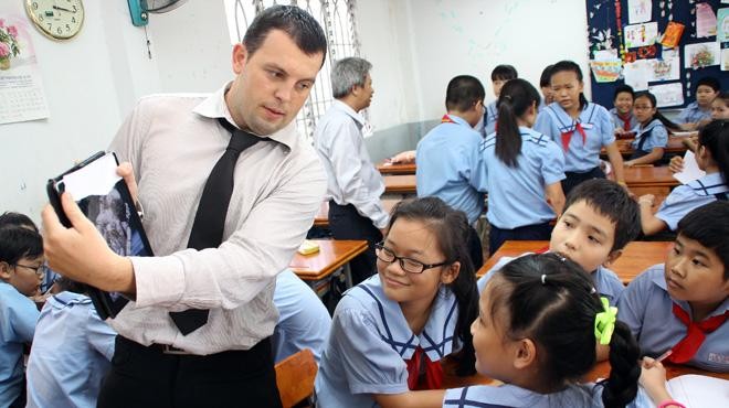 Giáo viên nước ngoài cũng mang đến luồng gió mới, với cách dạy, cách tiếp cận và các hoạt động trong lớp rất mới mẻ. (Ảnh vtc.vn)
