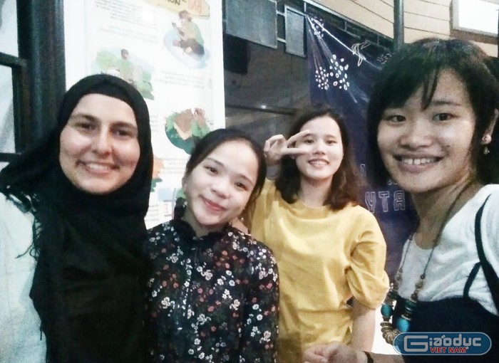 Mỹ Hảo (thứ 2 từ trái sang) cùng bạn bè quốc tế trong thời gian học tập tại đất nước Indonesia. (Ảnh: nhân vật cung cấp)