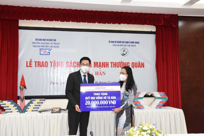 Thạc sĩ Nguyễn Ngọc Trung – Phó Hiệu trưởng trao tặng Quỹ học bổng Võ Tá Hân.