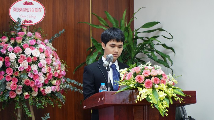 Em Dương Trọng Khiêm, tân sinh viên khóa 14, khoa Y học cổ truyền thay mặt sinh viên phát biểu cảm tưởng trong ngày lễ trọng đại.
