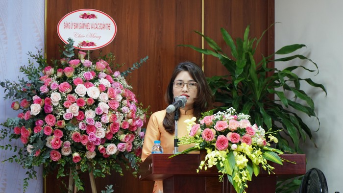 Cô Trần Thị Diễm Hằng - Trưởng khoa Du lịch bày tỏ những cảm xúc bồi hồi, lắng đọng trong Lễ Khai giảng đặc biệt.