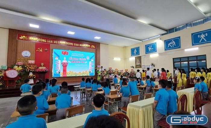 Trường Tiểu học Chu Văn An (quận Ngô Quyền, Hải Phòng) tổ chức khai giảng đón chào năm học mới trong nhà đa năng với sự tham gia của các thầy cô giáo và 452 em học sinh khối 1. (Ảnh: LT)