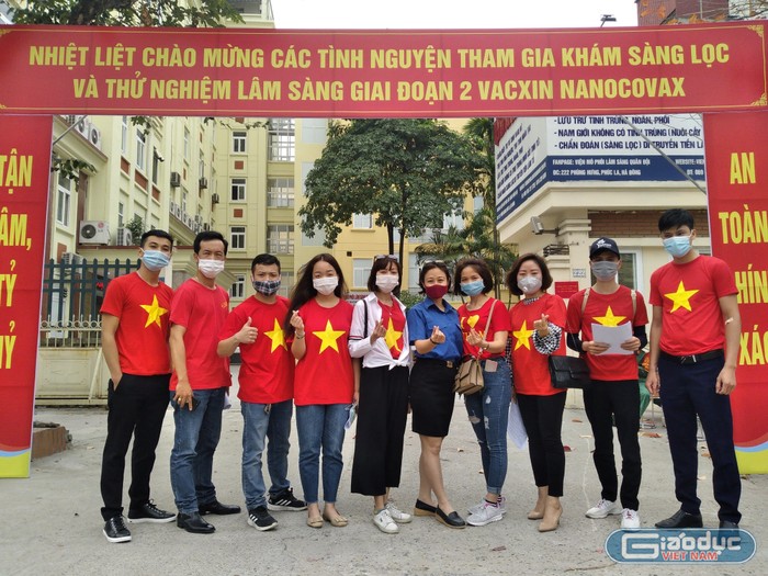 Cô Trần Thị Nhung (áo đoàn thanh niên) cùng các tình nguyện viên thử nghiệm vaccine Nano Covax giai đoạn 2. (Ảnh: NVCC)