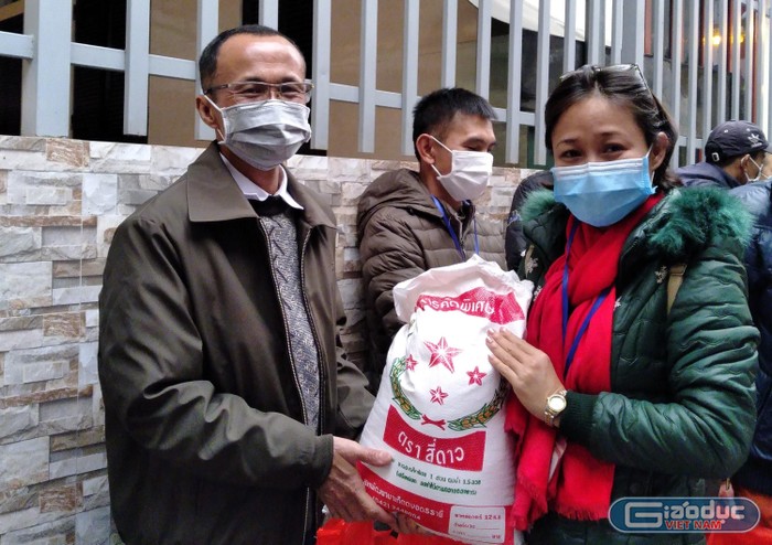 Từ năm 2015, cô Nhung kêu gọi mọi người tặng gạo cho bệnh nhân ở xóm chạy thận. (Ảnh: NVCC)