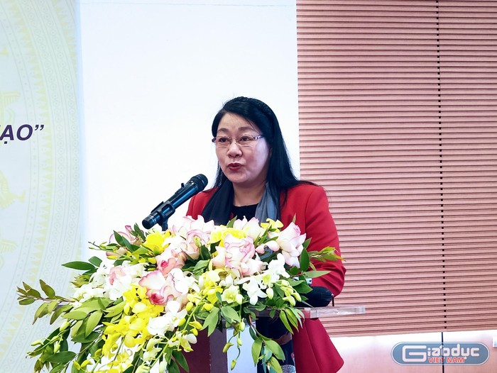 Bà Nguyễn Thị Tuyết Nga - Ủy viên chuyên trách Ủy ban Văn hóa, Giáo dục, Thanh niên, Thiếu niên và Nhi đồng của Quốc hội trình bày nội dung Hội thảo. (Ảnh: Phạm Minh)