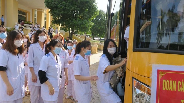 Đoàn cán bộ, sinh viên y tế Hải Phòng lên đường hỗ trợ phòng chống dịch tại Hà Nội. (Ảnh: Cổng thông tin điện tử Thành phố Hải Phòng)
