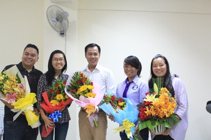 Giáo sư Huỳnh Văn Sơn (giữa) và sinh viên Trường Đại học sư phạm Thành phố Hồ Chí Minh lưu giữ kỷ niệm trong ngày Nhà giáo Việt Nam 20/11. (Ảnh: NVCC)