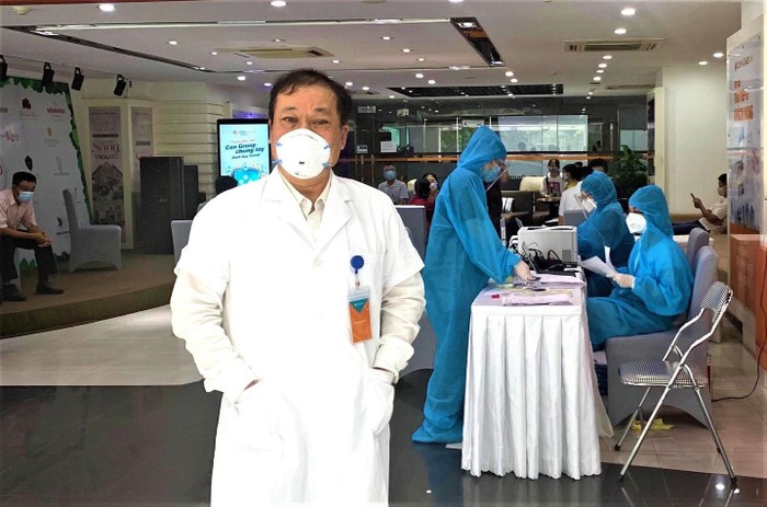 Bác sĩ Tuấn đảm nhiệm vị trí cố vấn chuyên môn tại cơ sở tiêm vắc xin Covid-19 (tháng 9/2021) tại Hà Nội. (Ảnh: NVCC)