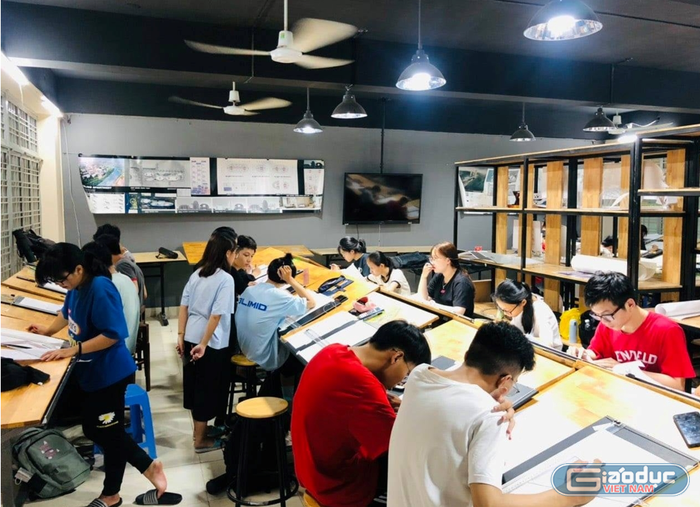 Sinh viên ngành Kiến trúc và Kiến trúc nội thất của Trường Đại học Sư phạm Kỹ thuật Thành phố Hồ Chí Minh thực hiện đồ án tốt nghiệp. (Ảnh: NVCC)