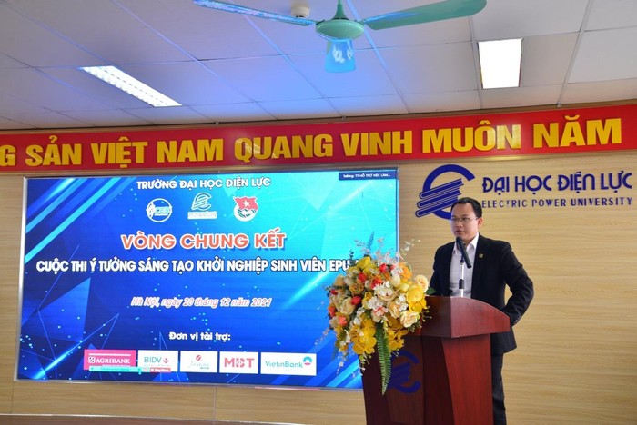 Thạc sĩ Chu Văn Tuấn - Phó Giám đốc Trung tâm Hỗ trợ việc làm và khởi nghiệp - Trưởng Ban tổ chức công bố kết quả cuộc thi.