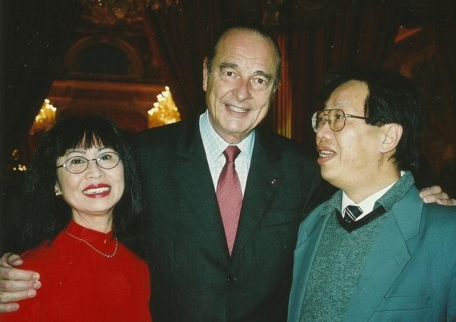 Giáo sư Trần Quang Hải và danh ca Bạch Yến chụp ảnh cùng Tổng thống Pháp Jacques Chirac năm 2002. (Ảnh: https://tranquanghai1944.com)