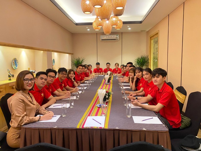 Tiến sĩ Trần Diễm Hằng cùng đoàn sinh viên Khoa Du lịch đến thực tập tại Serena Resort Hoà Bình.
