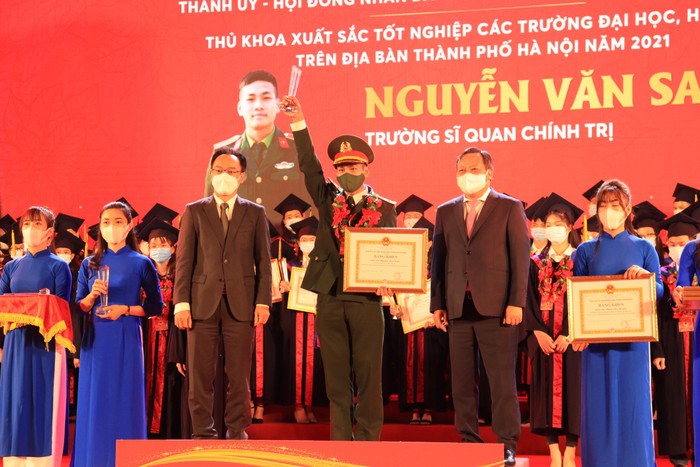 Nguyễn Văn Sang tại Lễ tuyên dương thủ khoa xuất sắc của Thủ đô. (Ảnh: NVCC)