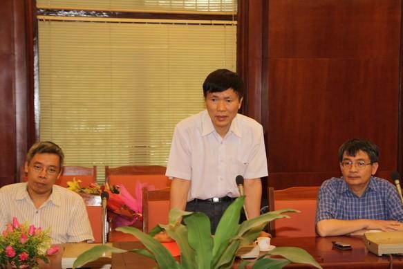 Giáo sư, Tiến sĩ Khoa học Lê Tuấn Hoa (giữa), Chủ tịch Hội đồng giáo sư ngành Toán cho rằng các ứng viên bị loại là do không đạt tiêu chuẩn theo đúng quy định của Quyết định 37/2018/QĐ-TTg. (Ảnh: Viện Hàn lâm Khoa học và Công nghệ Việt Nam)