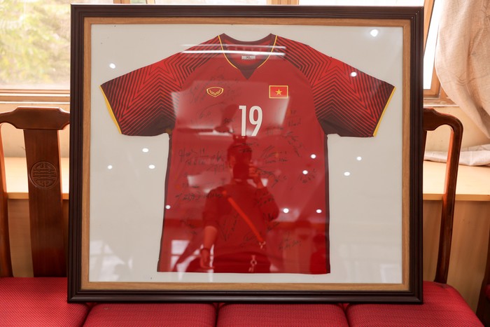 Cầu thủ của đội tuyển bóng đá quốc gia dành tặng chương trình món quà kỷ niệm ý nghĩa. (Ảnh: NTCC)