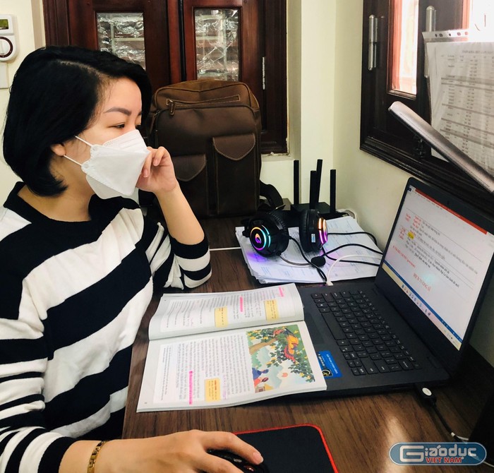 Cô Bùi Thu Nguyệt dù bị nhiễm Covid-19 vẫn miệt mài chuẩn bị cho giờ giảng trực tuyến của mình. (Ảnh: NVCC)