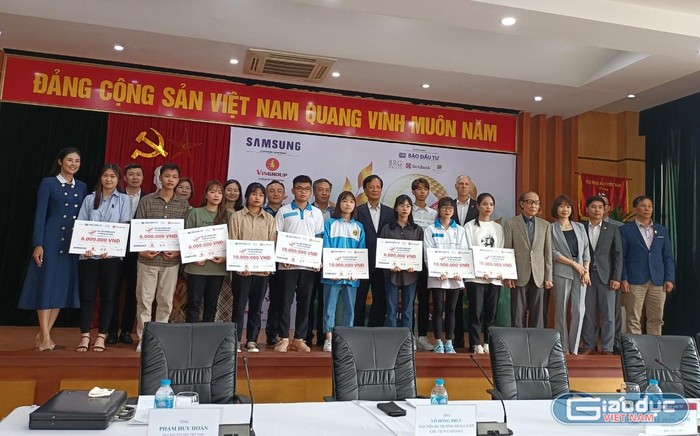Các em học sinh, sinh viên nhận học bổng tại buổi họp báo công bố khởi động Giải Gôn từ thiện thường niên Vì trẻ em Việt Nam – Swing for the Kids lần thứ 15. (Ảnh: PM)