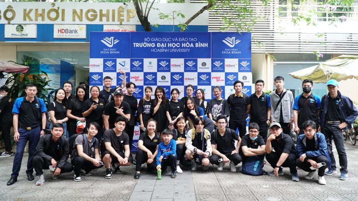 Sinh viên Đại học Hòa Bình chuẩn bị tổ chức hoạt động Team Building ngoài trời tại khu du lịch Đồng Mô – Sơn Tây.