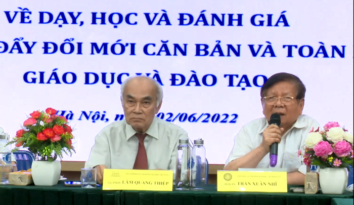 Phó Giáo sư Trần Xuân Nhĩ (bên phải) cho rằng, các cơ sở giáo dục đại học cần trao đổi, học hỏi nhau để hiểu rõ, vận dụng tốt công nghệ dạy, học và đánh giá.