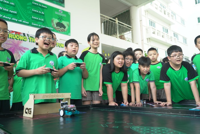 Chương trình giáo dục STEAM Robotics giúp học sinh tiếp cận với cơ khí chế tạo, lắp ráp linh kiện tạo ra Robot và lập trình cho Robot thông minh.