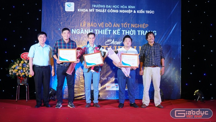 Tiến sĩ Đào Hải và Thạc sĩ Lê Văn Thân gửi lời cảm ơn đến các nhà tài trợ đã tài trợ cho Show diễn thời trang tốt nghiệp. (Ảnh: Phạm Minh)