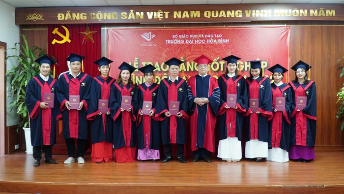 Tiến sĩ Đào Hải và Phó Giáo sư Tô Ngọc Hưng trao bằng khen và bằng tốt nghiệp cho các tân cử nhân, tân kỹ sư. Ảnh: Nguyễn Long