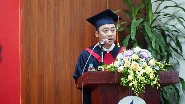 Tân cử nhân Đào Chí Nghĩa gửi lời tri ân tới lãnh đạo Ban Giám hiệu, các thầy cô Trường Đại học Hòa Bình. Ảnh: Nguyễn Long