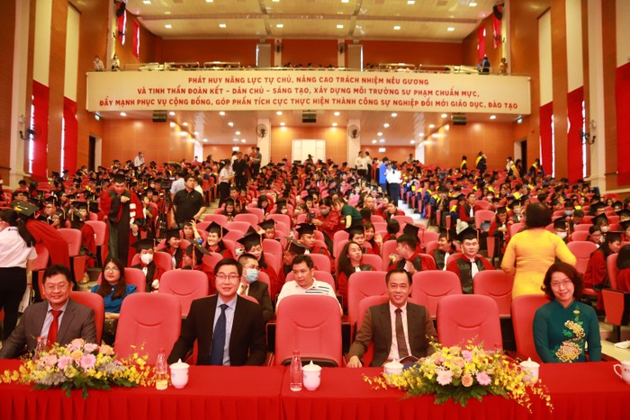 Trường Đại học Sư phạm Thành phố Hồ Chí Minh đã tổ chức Lễ tốt nghiệp và trao bằng cho 552 học viên Cao học, 20 nghiên cứu sinh và 4055 cử nhân.