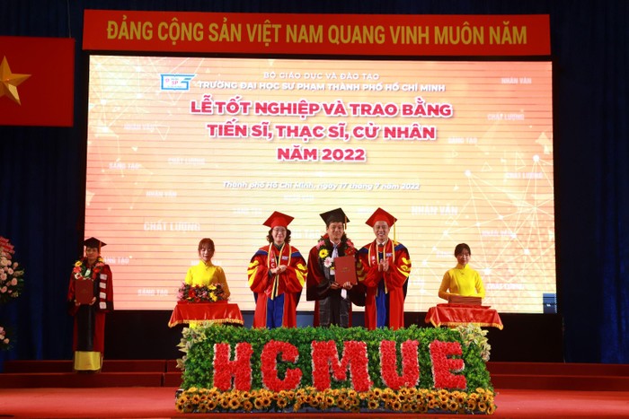 Giáo sư Huỳnh Văn Sơn nhắn gửi các nhà giáo tương lai hãy trở thành những ngôi sao trong lĩnh vực của mình dẫu là lặng thầm hay nở muộn.