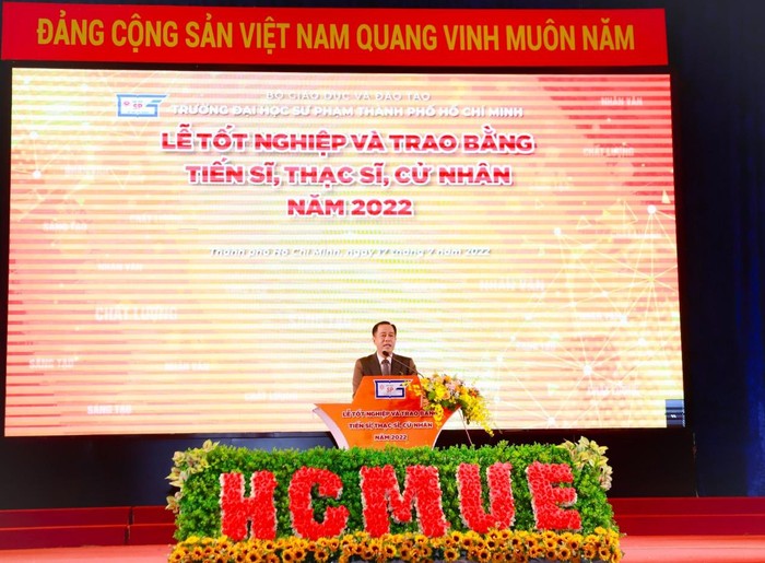 Giáo sư, Tiến sĩ Huỳnh Văn Sơn nhắn gửi tới các tân cử nhân, thạc sĩ, tiến sĩ sống tử tế, làm nghề chuyên nghiệp và sáng tạo.